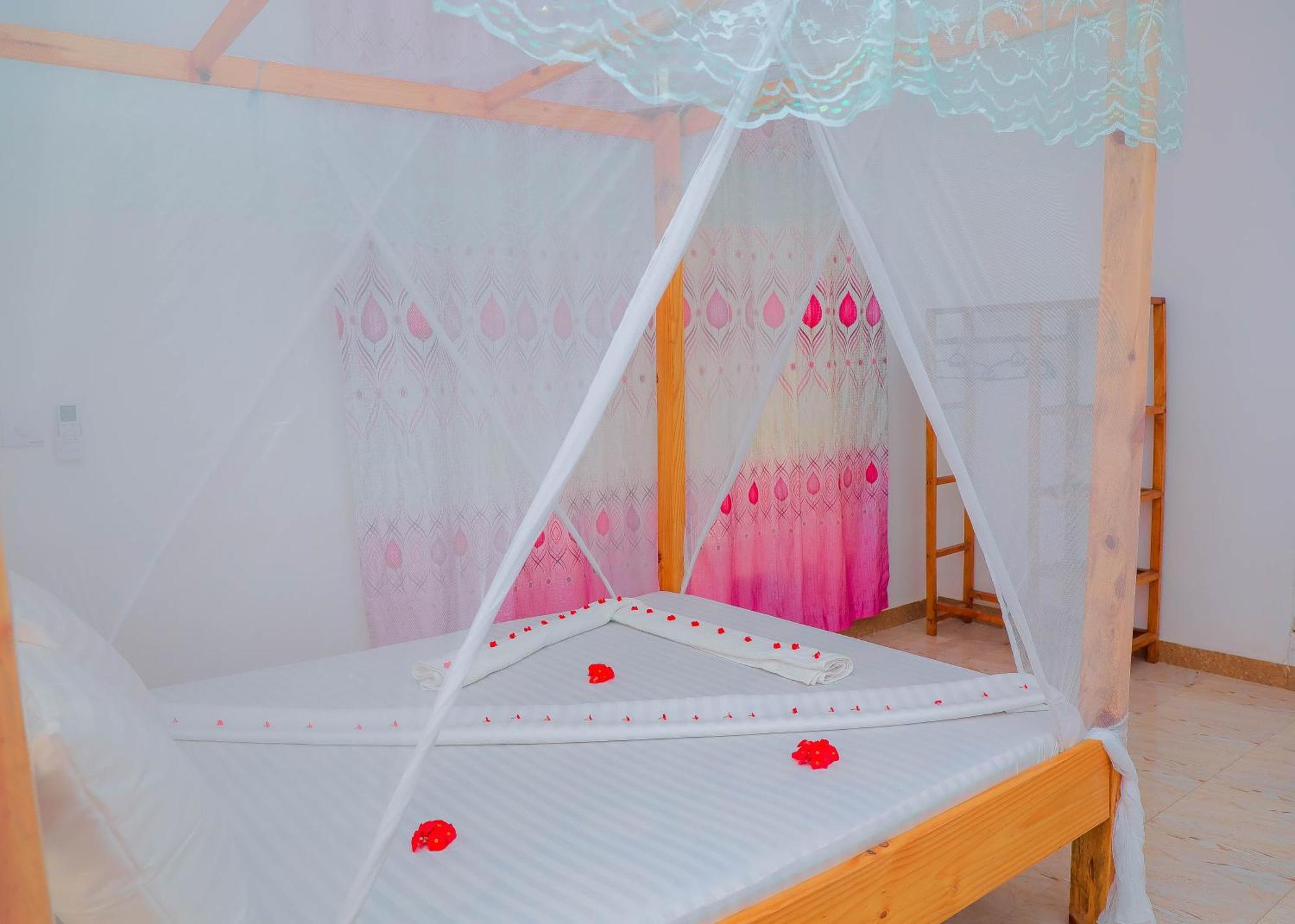 Raha House Bed & Breakfast Нунгви Екстериор снимка