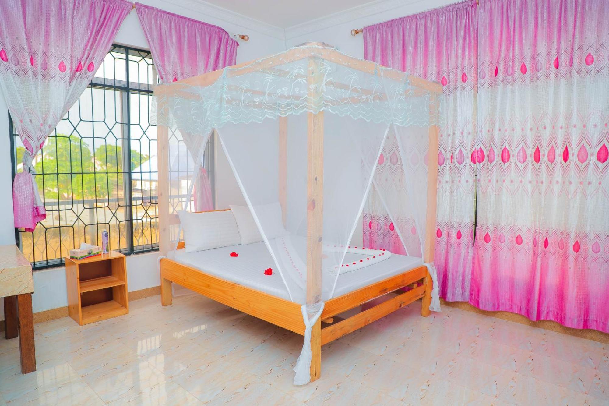 Raha House Bed & Breakfast Нунгви Екстериор снимка