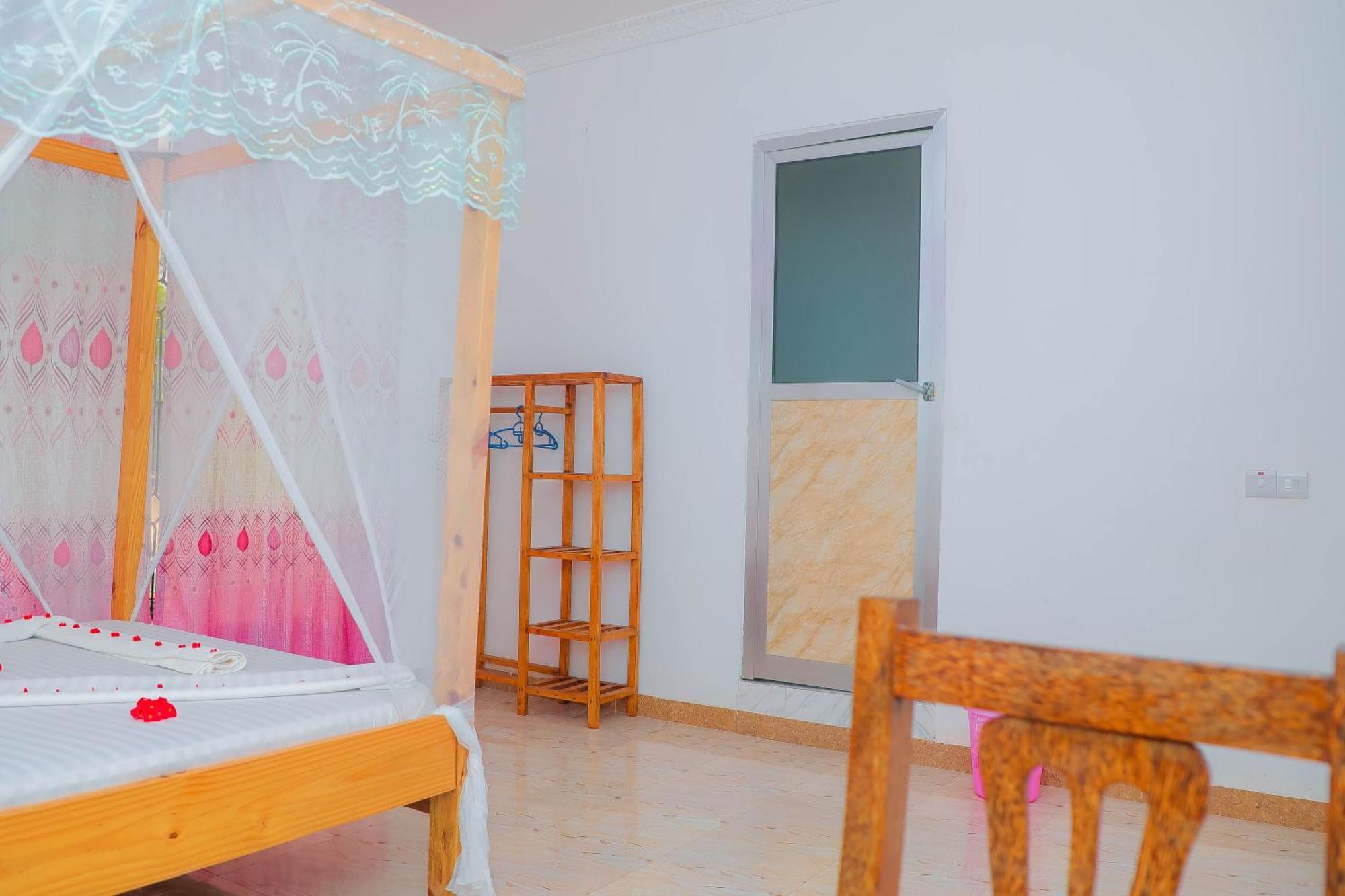 Raha House Bed & Breakfast Нунгви Екстериор снимка