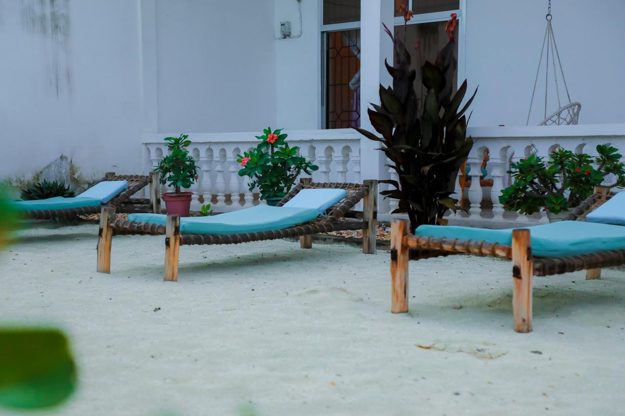 Raha House Bed & Breakfast Нунгви Екстериор снимка