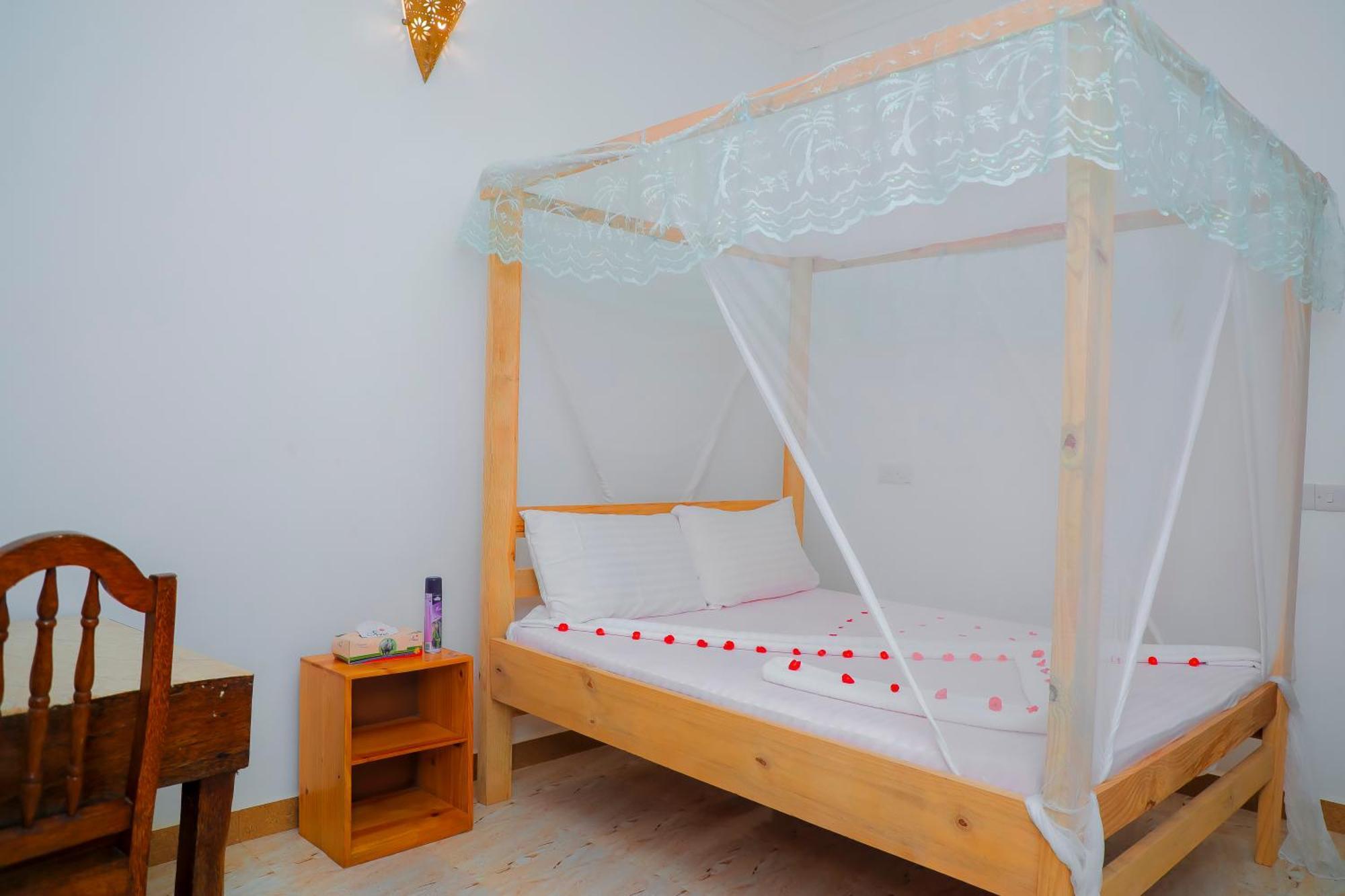 Raha House Bed & Breakfast Нунгви Екстериор снимка